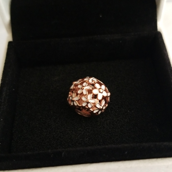 PANDORA Rose Darling Daisy Meadow Charm - Picture 2 of 5